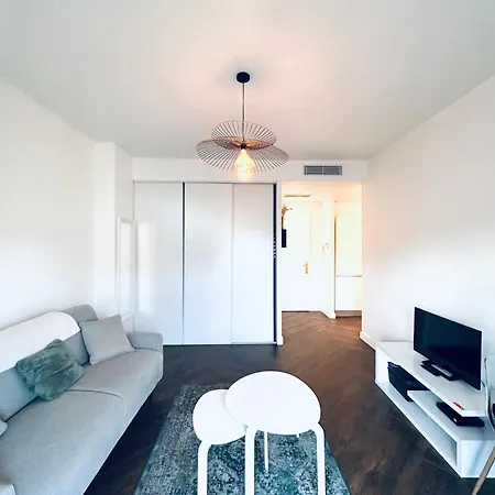 Appartement Spacieux Happy En Dernier étage Avec Petit Ascenseur Et Balcon à 5 Minutes Du Vieux Et De La Nice