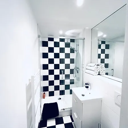 Spacieux Studio Happy Home En Dernier Etage Avec Balcon A 5 Minutes Du Vieux Nice Et De La Mer * Nice