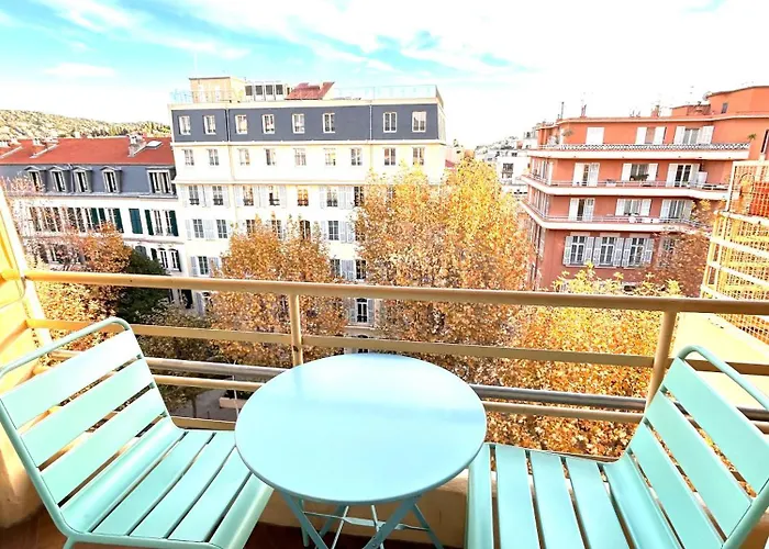 Happy Spacieux En Dernier Etage Avec Balcon A 5 Minutes A Pieds Du Vieux Et De La Quartier Dubouchage Apartment Nizza