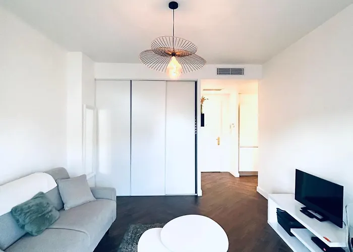 Apartment Happy Spacieux En Dernier Etage Avec Balcon A 5 Minutes A Pieds Du Vieux Et De La Quartier Dubouchage Nizza
