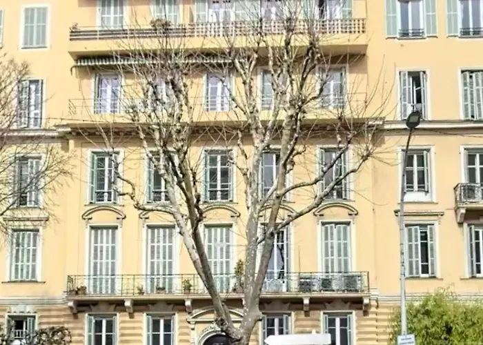 Happy Spacieux En Dernier Etage Avec Balcon A 5 Minutes A Pieds Du Vieux Et De La Quartier Dubouchage Apartment
