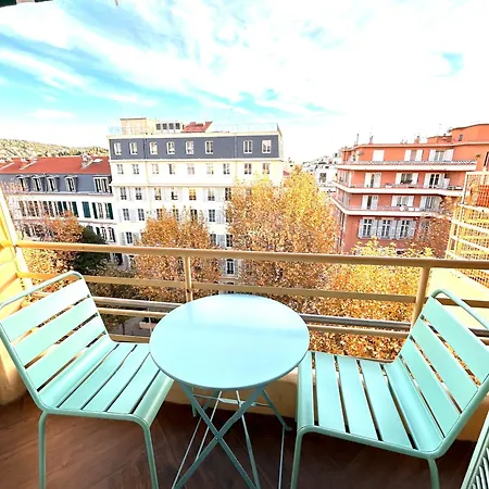 Happy Spacieux En Dernier étage Avec Balcon à 5 Minutes à Pieds Du Vieux Et De La Quartier Dubouchage Appartement Nice